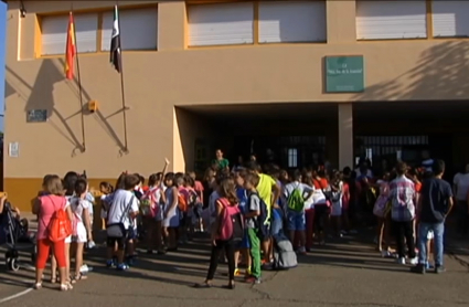 niños en la fila del colegio