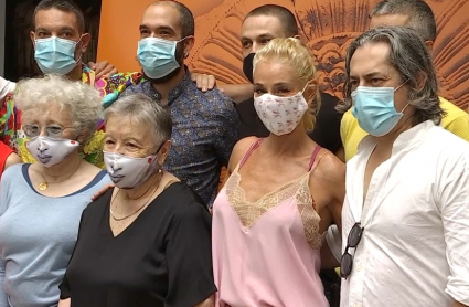 Foto de familia de parte del reparto de 'Penélope'
