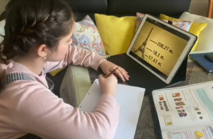 Alumna recibiendo clases online