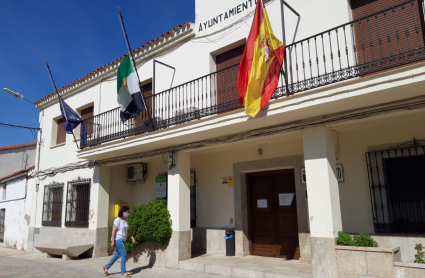 Exterior del Ayuntamiento de Saucedilla, esta mañana