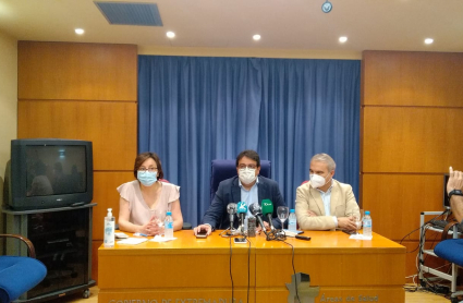 Rueda de prensa del consejero de Sanidad y el alcalde de Badajoz