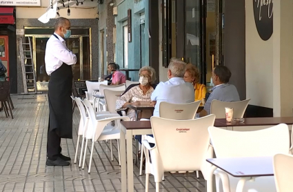 Clientes piden sus consumiciones en veladores situados en la plaza de Los Alféreces de Badajoz.