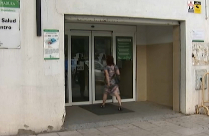 Una usuaria entra en el centro de salud de Zona Centro de Badajoz 