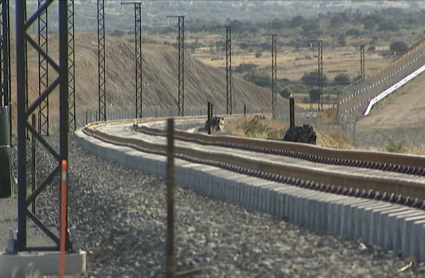 Plataforma con su vía colocada y electrificada a su paso por Cáceres.
