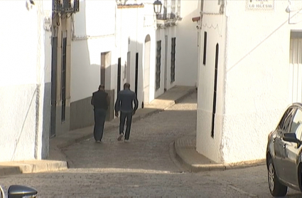 Dos vecinos caminan por las calles desérticas de la localidad