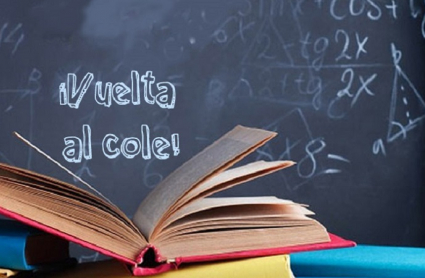Pizarra y libros en el aula