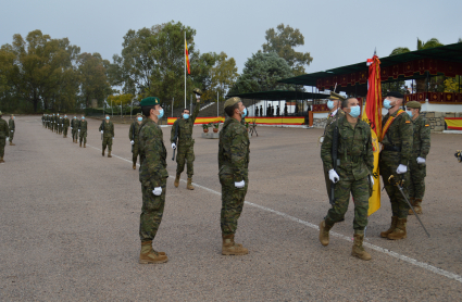 Soldados jurando bandera en el CEFOT de Cáceres