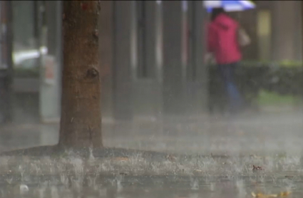 La intensa lluvia golpea las aceras de Cáceres