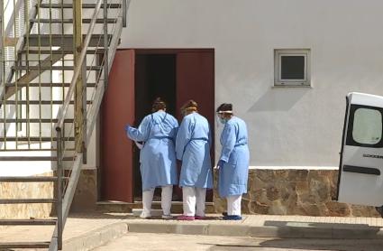 Trabajadores de una residencia acceden a las instalaciones.