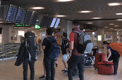 La mayoría de las aerolíneas cuentan con numerosas demandas por reembolsos de vuelos no satisfechos. Turistas observan los paneles de vuelos en un aeropuerto durante la nueva normalidad derivada del coronavirus.