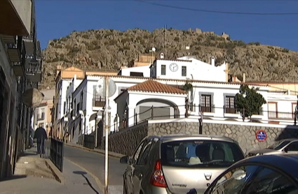 El Ayuntamiento de Hornachos ha pedido a sus vecinos que limiten sus salidas lo máximo posible. Fachada del Ayuntamiento con la Sierra Grande de Hornachos al fondo. Plaza de España vacía en la localidad pacense de Hornachos.