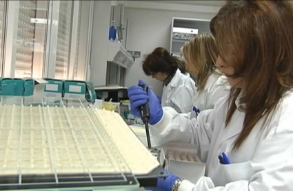 Profesionales veterinarias trabajando en un laboratorio