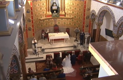 Ceremonia religiosa de matrimonio en una iglesia católica.
