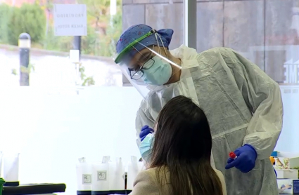 Una vecina de Calamonte haciéndose la PCR en IFEME