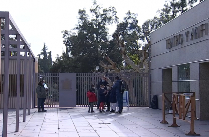 Un grupo de turistas en la entrada al Teatro Romano de Mérida