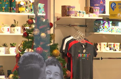 Interior de una tienda decorada con adornos navideños