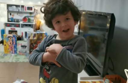 Un niño extremeño abriendo regalos 