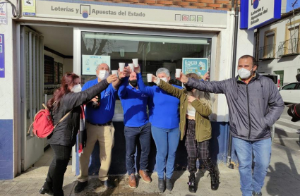 La administración de Lotería de Plasencia, celebrando que ha vendido dos décimos del Gordo