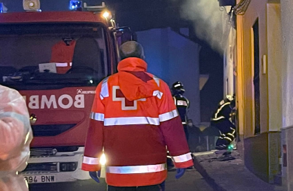 Cruz Roja en un incendio en una vivienda en Calera de León