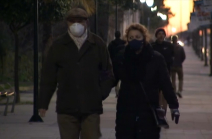 Personas paseando bajo una noche gélida