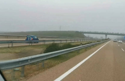 Un coche en sentido contrario en la EXA2