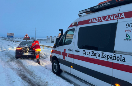 Cruz Roja ayuda a conductores atrapados en la nieve