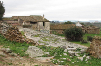 Caserón abandonado donde se realizaba el botellón ilegal.