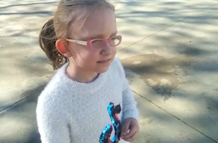 Emma sale al parque cuando no hay nadie