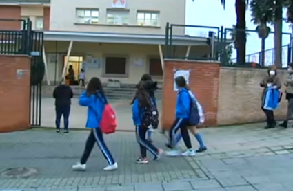 Escolares entrando en el colegio 'Santa Eulalia-Escolapias' de Mérida