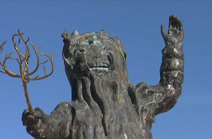 Estatua en homenaje a las Carantoñas, en Acehúche