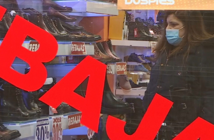 Tienda abierta con cartel de Rebajas