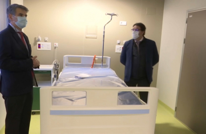 Vergeles visita planta infecciosos en hospital Universitario de Badajoz
