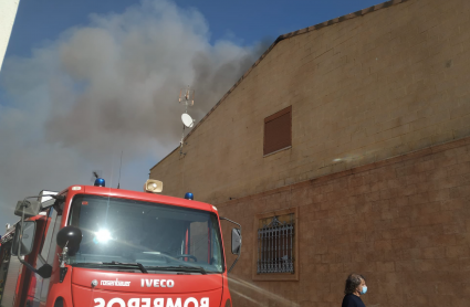 Bomberos en un incendio en Campillo de Llerena