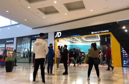 Colas en el interior del centro comercial El Faro