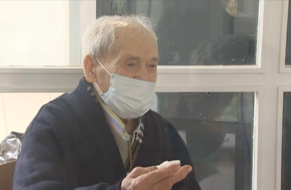 Nicasio Moreno, en la residencia, feliz al recibir la visita de su hija