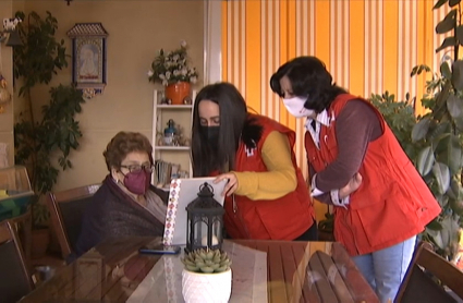 Voluntarias de Cruz Roja acompañan a Victoria Cisnero