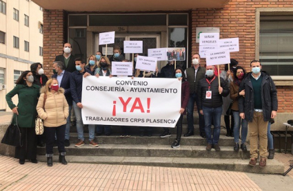 Concentración de trabajadores del CRPS y Partido Popular.
