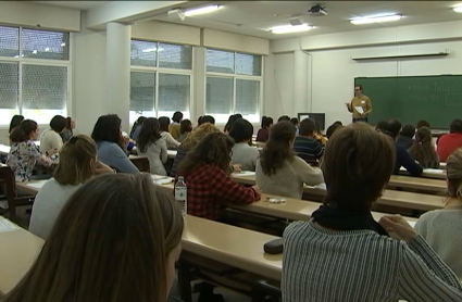 Gente realizando el examen un examen de oposición de enfermería en Cáceres