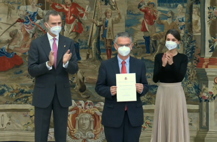 José Luis Quintana recibe el premio de manos de los Reyes