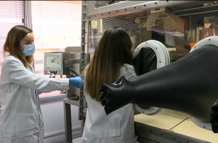 Trabajadoras de la fábrica de litio que Phi4Tech, promotora del proyecto de Badajoz, tiene en localidad toledana de Noblejas.
