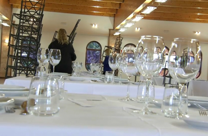 Montaje de mesas para un gran evento