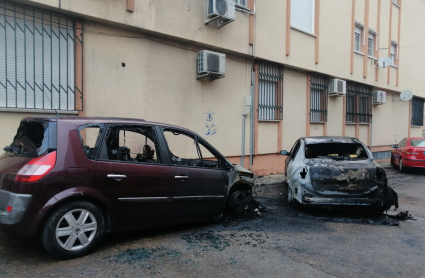 Vehículos calcinados por el incendio