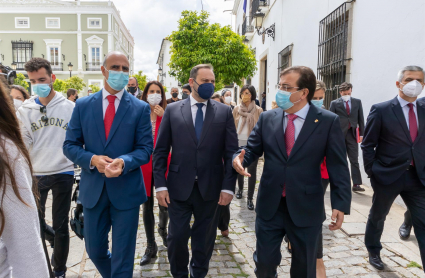El ministro de Transportes, Movilidad y Agenda Urbana, José Luis Ábalos; y el presidente de la Junta de Extremadura, Guillermo Fernández Vara, entre otras autoridades, asisten al acto inaugural del edificio que albergará la biblioteca municipal de Zafra