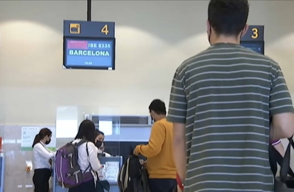 Pasajeros esperando para facturar en el aeropuerto de Badajoz.