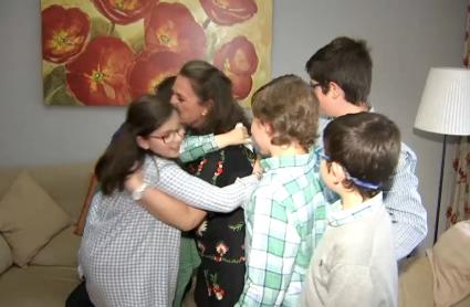 Raquel junto a sus cinco hijos.
