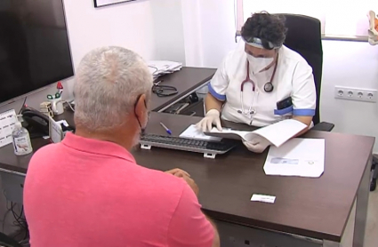 Médica de familia atendiendo a un paciente en su consulta