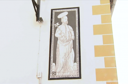 Esgrafiado de San Pedro en una calle de Peraleda de la Mata