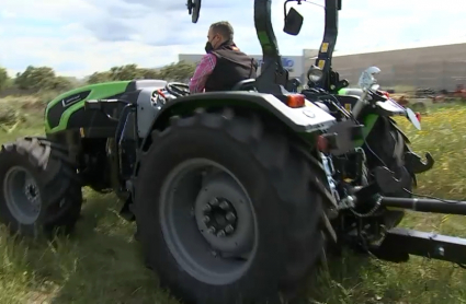 Un trabajador maneja una maquinaria agrícola