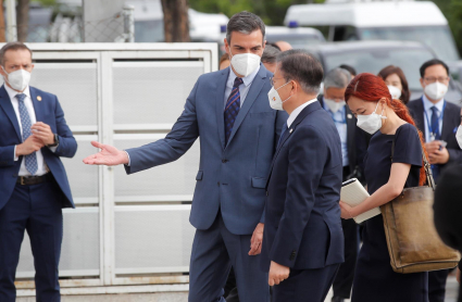 El jefe del Ejecutivo, Pedro Sánchez, saluda al presidente de la República de Corea, Moon Jae-in (d), a su llegada al Foro Empresarial España-Corea celebrado este miércoles en la Cámara de Comercio.