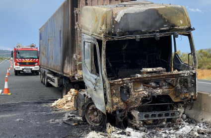 Camión calcinado en la A-5 cuyo conductor ha fallecido